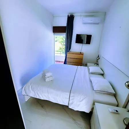 Aaa Awsome Aparthotel
